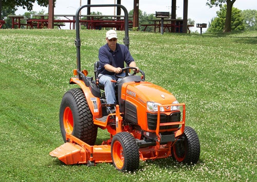 Kubota B3200HSD Mowing