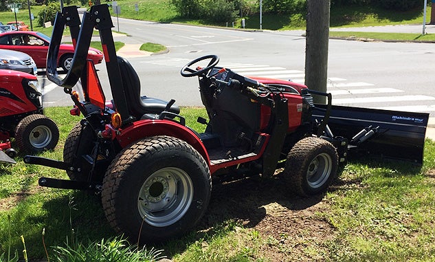 2014 Mahindra Max 28XL Right Rear