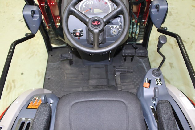 2015 Mahindra 1538 HST Interior