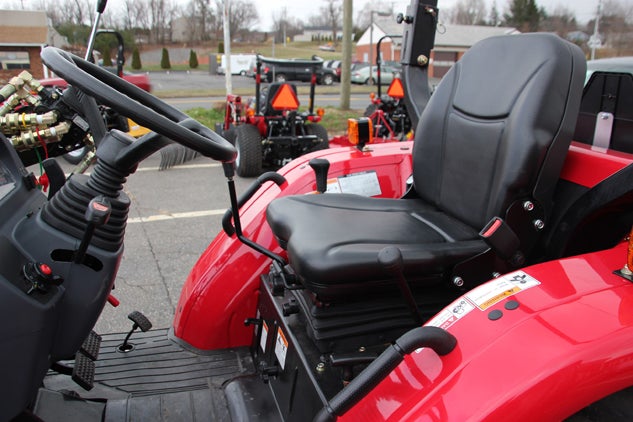 2015 Mahindra 2540 Cockpit