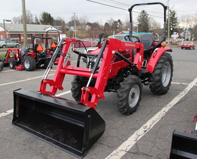 2015 Mahindra 2540 Front Left