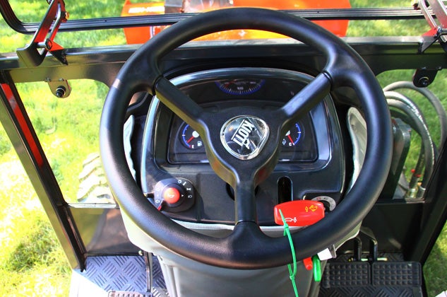 2016 Kioti CK2510 Cockpit