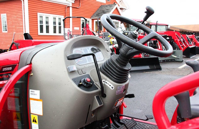 2016 Mahindra 2555 Cockpit