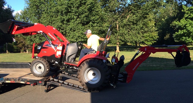 Mahindra 1538 Unloading