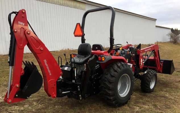 2017 Mahindra 2538 TLB Rear