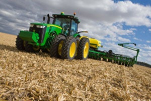 John Deere 8335R Sets New Power Mark