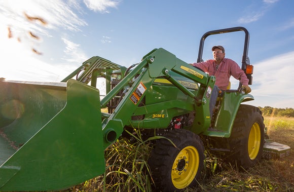 John Deere 3038E Action